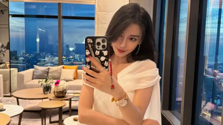 杨颖正式复出,海外活动行程忙,颜值回归星光太足!