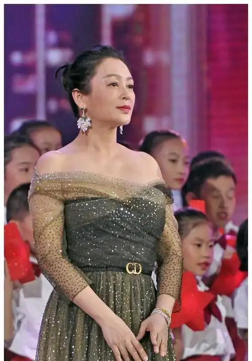 大陆第一美女陈红年轻时有多美长相天然穿衣时髦太惊艳了