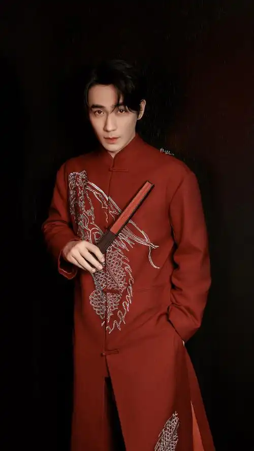 朱一龙元宵节营业照片96一身红色新中式,节日氛围满满,龙哥还挺适合