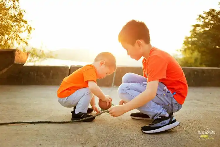 夕阳下的兄弟俩