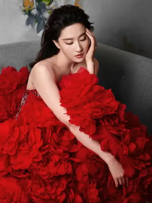 刘亦菲穿上这身红色抹胸裙,气场变得好强大啊!