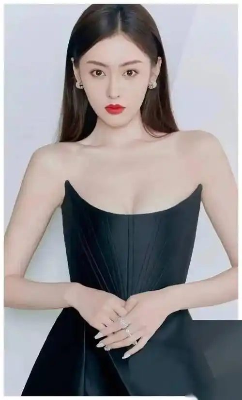 在身材方面,张天爱以其匀称和谐的比例和健康的体态,展现了女性的柔美