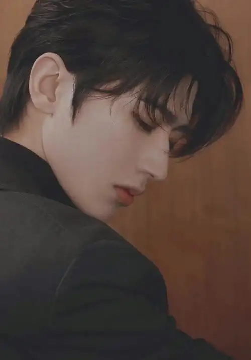 蔡徐坤#雕刻一般的五官真的好精致,这完美的侧颜只想说真帅