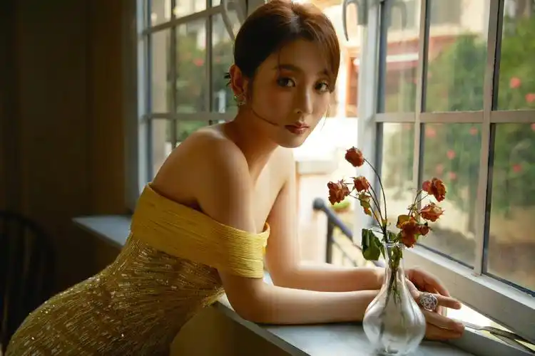 邢菲最新红毯造型!黄色修身长裙,彰显甜美个性,复古浪漫__财经头条