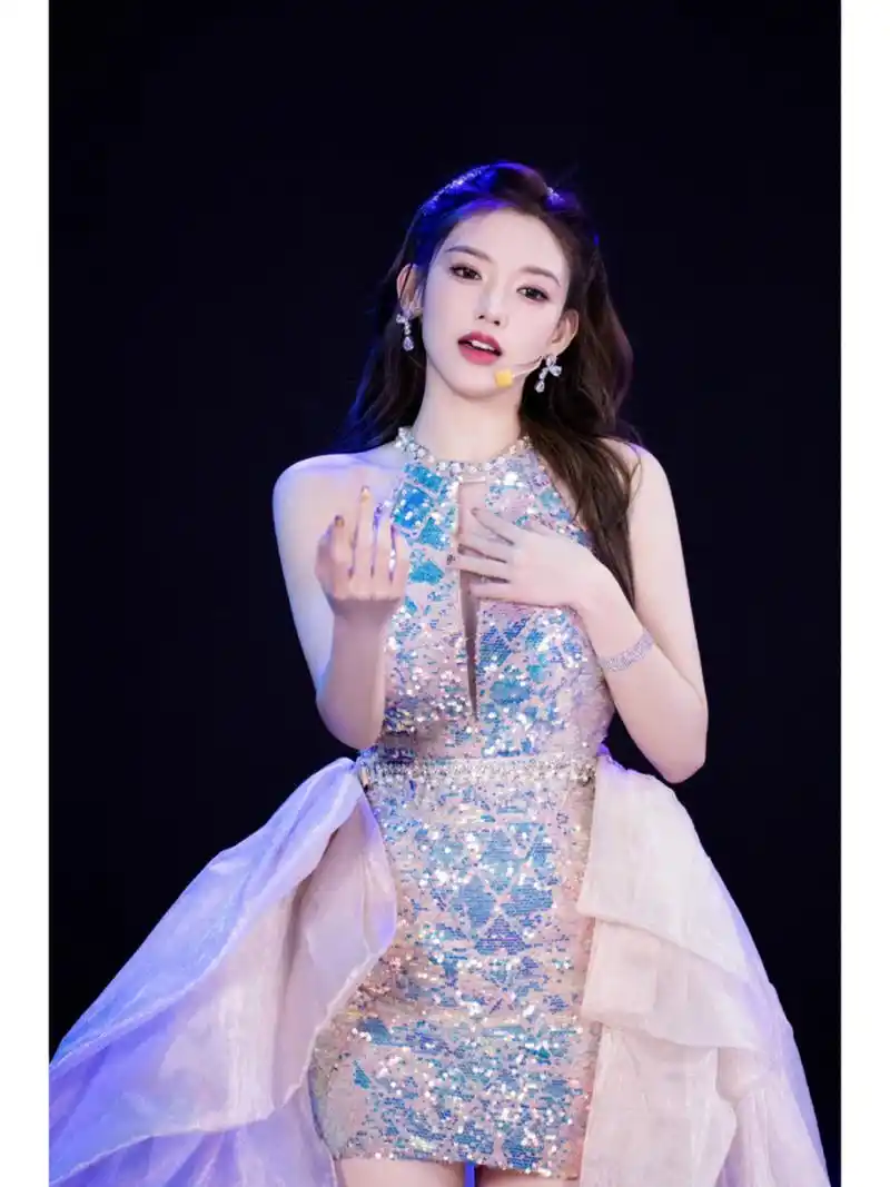 礼服仿佛人鱼公主,亮闪闪的 不过,她的演唱加上ai特效,有点土味 #程潇