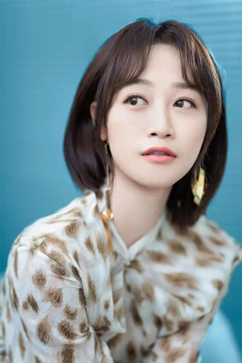 蓝盈莹穿复古衬衫搭配半身裙诠释简约温柔风