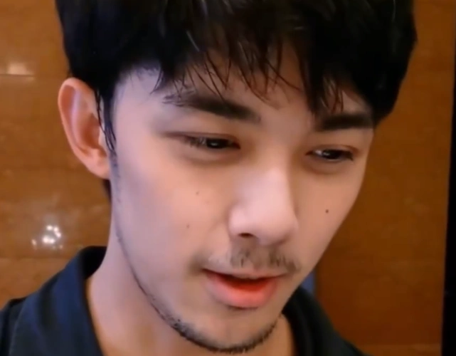 吴磊刮完胡子以后的样子,就还是一个少年的样子,但是也是那种校草型的