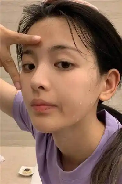 前段时间,杨超越在网络平台上上传了一组自己卸妆时的自拍照,并配文称