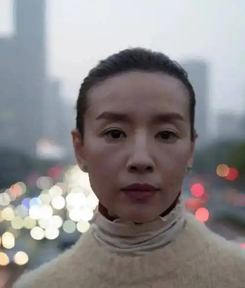 43岁董洁街拍大片曝真实状态!脸垮毛孔大眼窝凹,眼神空洞像假人