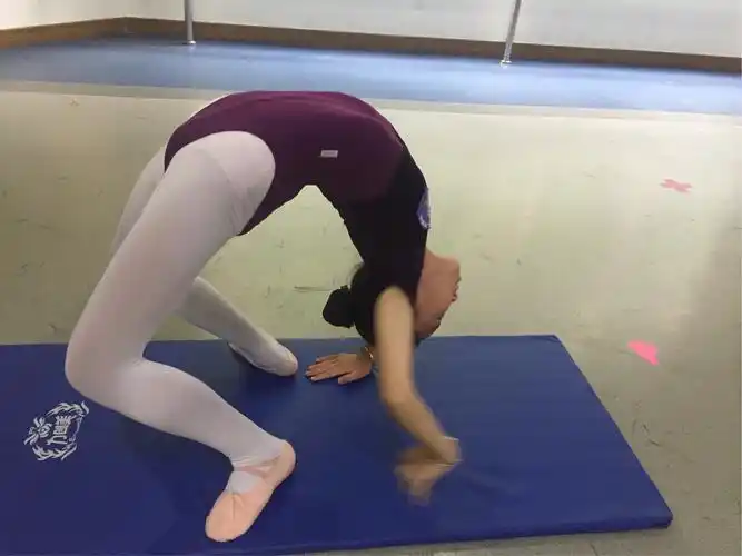 抓拍到一张正在下腰的你,撑住啦