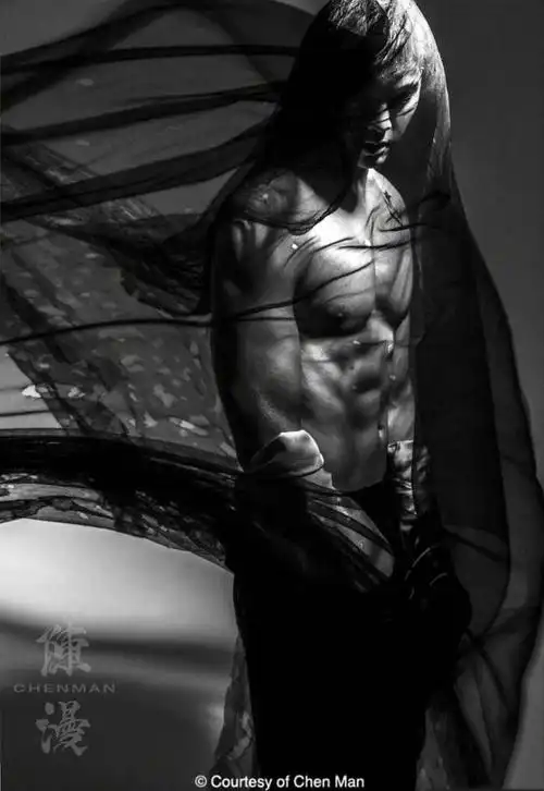 陈伟霆变身硬汉彰显完美肌肉货真价实网友杨颖后悔吗