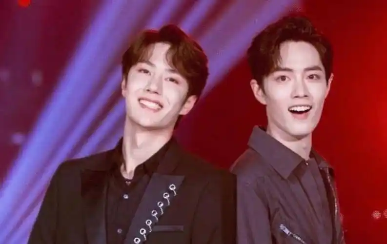 原创肖战晒出自拍照却被旁边的蜘蛛侠抢镜粉丝想起了王一博