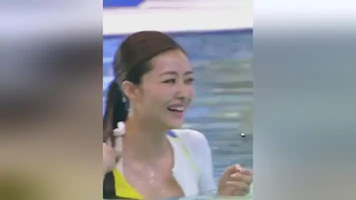 熊黛林穿紧身衣游泳,故意仰泳展现大长腿,这身材太令人羡慕!