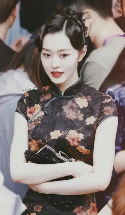 然而,她在电视剧《伪装者》中所呈现的旗袍形象却让人无法抗拒,仿佛