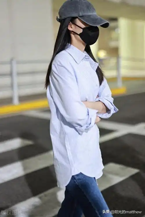 街拍李沁淡蓝色衬衫牛仔裤小白鞋灰色棒球帽简单利落