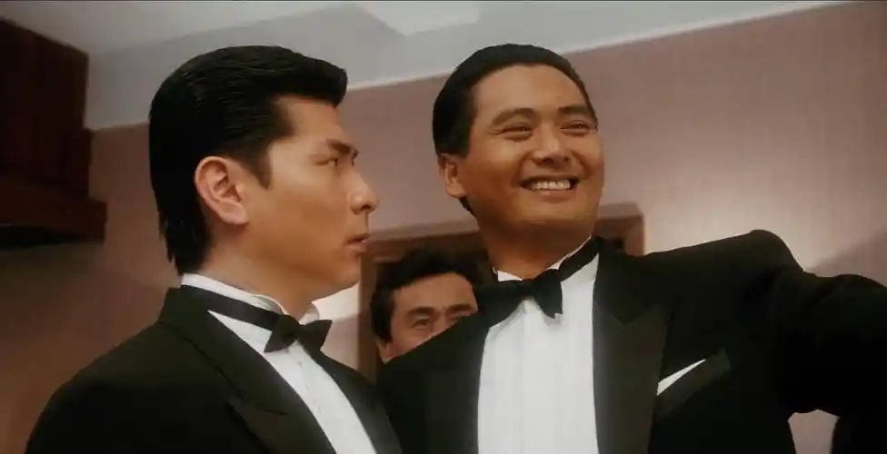 回顾周润发经典电影,发哥不愧为赌神,一开牌所有人眼前一亮_高进_刀仔