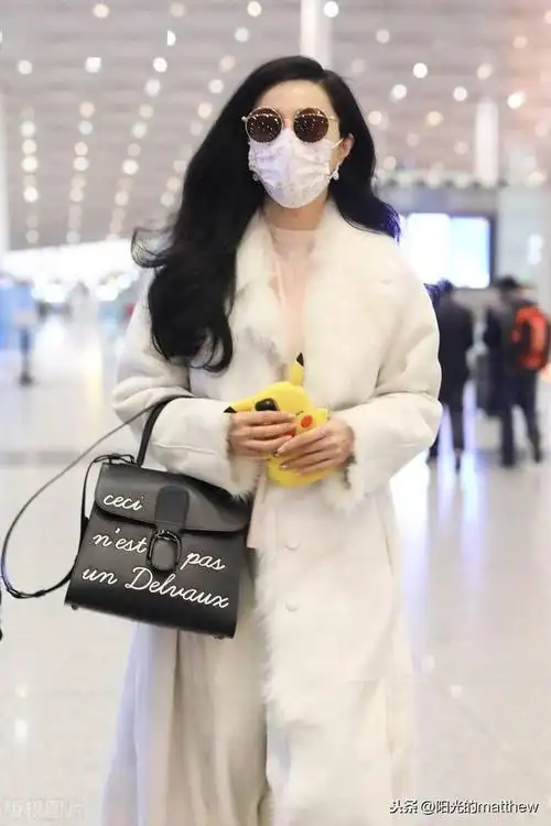 街拍:范冰冰白色皮毛一体大衣 厚底绑带靴 黑色包袋温柔纯净_机场