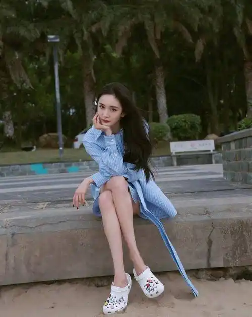 原创腿精杨幂春日穿搭奶茶色西装配短裤尽显大长腿洞洞鞋抢镜