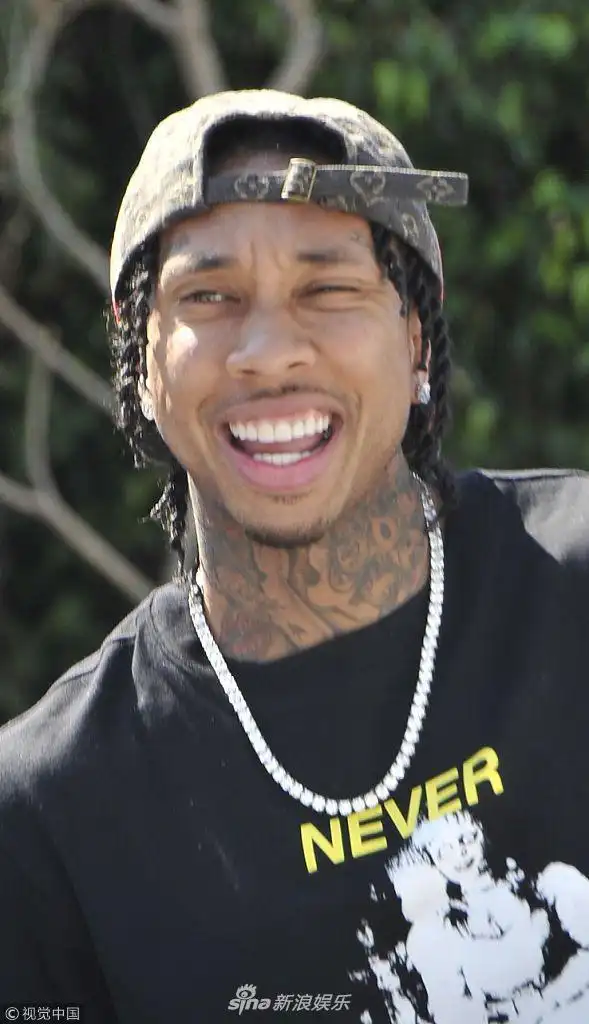 组图;说唱歌手tyga面对镜头咧嘴大笑 一身嘻哈装自由洒脱很任性_高清