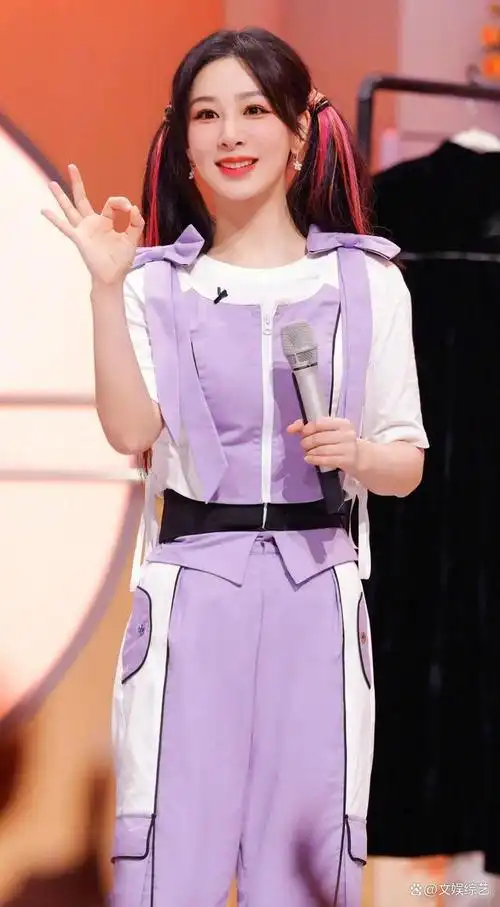 看着杨紫在综艺节目中的表现,简直也太可爱了,身穿一身旗袍装,精致的