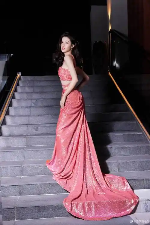 钟楚曦晒出一组大片身穿一袭粉色曳地长裙大秀自己的曼妙身材