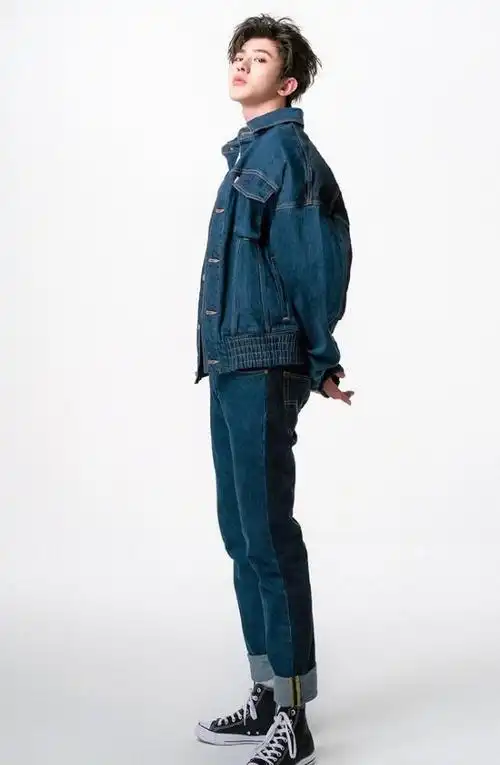 蔡徐坤身穿牛仔外套和裤子,路人装也帅到犯规!