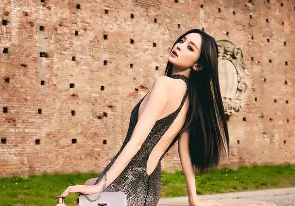 古力娜扎炸街穿露腰装大秀a4腰颜值身材超养眼