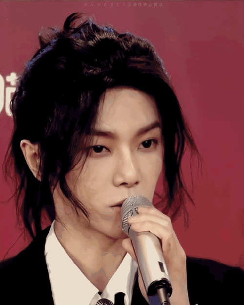 再拍两张##华晨宇加盟双11惊喜夜##华晨宇一个月才回吴彤微信