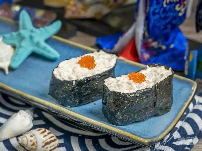 吞拿鱼沙拉军舰图片