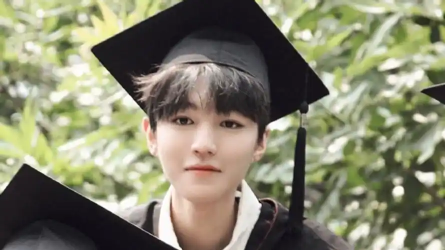 王俊凯穿学士服拍摄毕业照 爬上金字塔抛学士帽青春气息满满