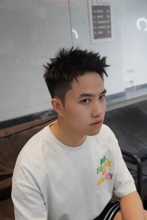 男士立体前刺发型