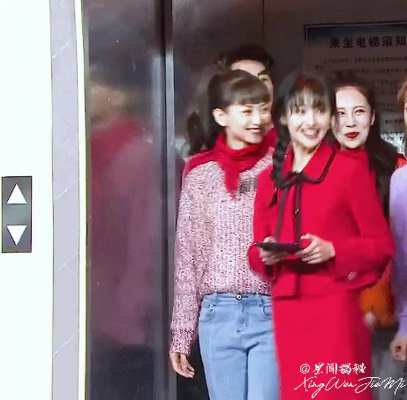 郑爽央视春晚节目动图 扎麻花辫舞姿灵动笑容甜