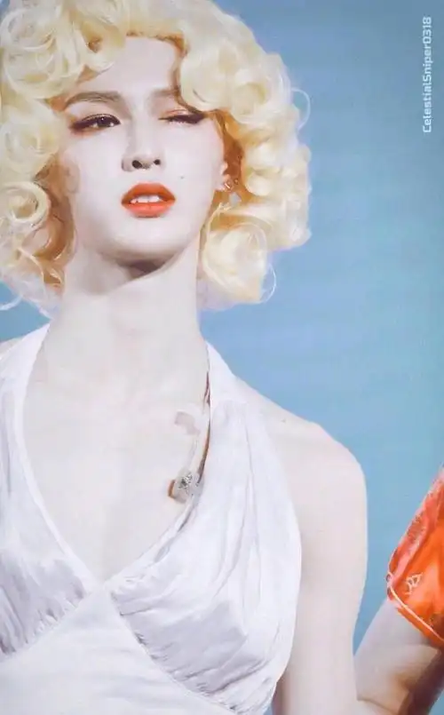 朱正廷女装透出玛丽莲·梦露的性感.