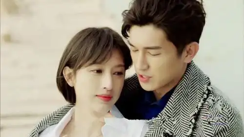 本尊回应!张俪杨旭文同坐豪车大玩亲亲坐实恋情,张俪回应了