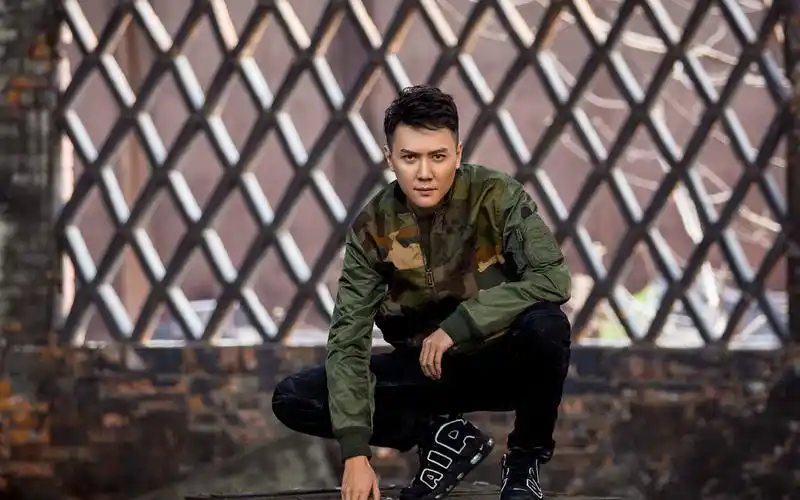 冯绍峰迷彩夹克帅气图片桌面壁纸高清大图预览1920x1200_大陆明星下载