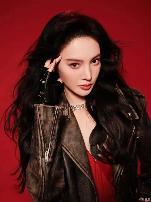 金晨皮衣红裙机车大片