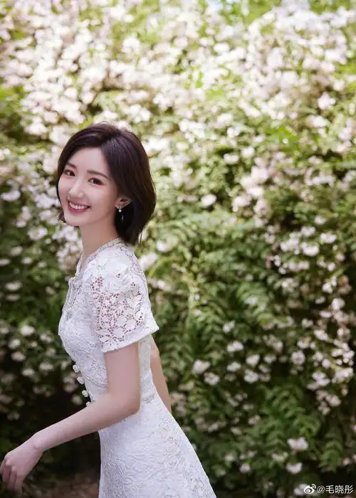 毛晓彤穿彩色渐变羽毛裙甜美可人 大眼清澈灵动——上海热线娱乐频道