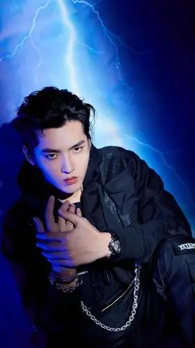 吴亦凡休闲时尚帅气写真,高清图片,手机锁屏桌面-壁纸族