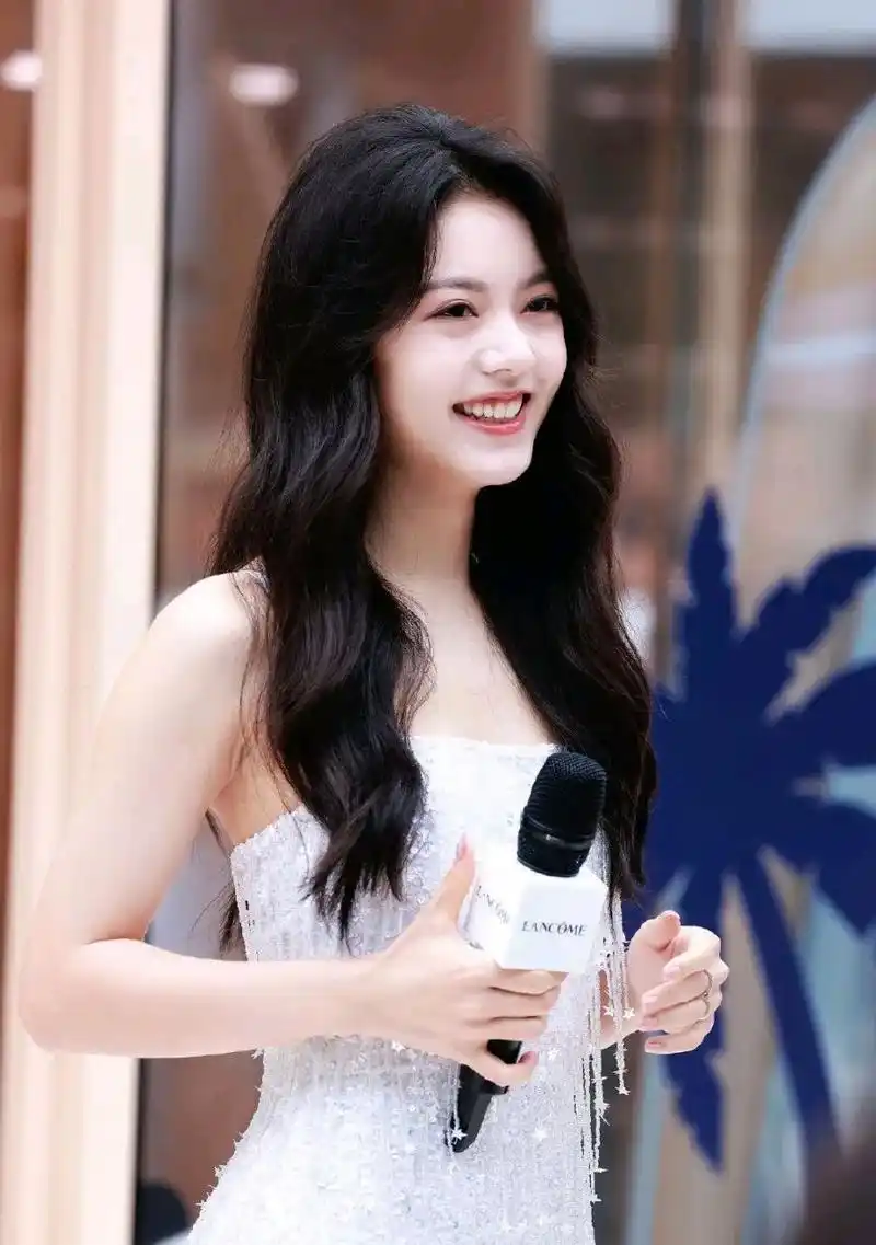 赵今麦生图:白色抹胸超短裙性感迷人,年仅20岁满满的熟女风  许久不见