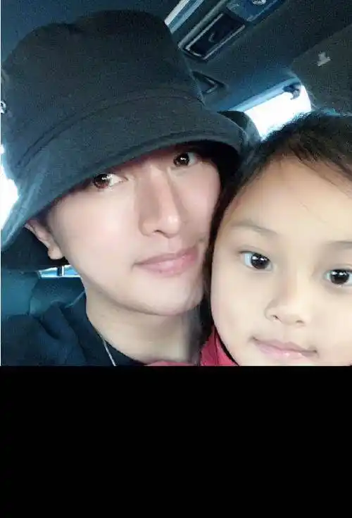 甜馨8岁生日合照未见妈妈李小璐,贾玲为沈腾庆生,用心p了张海报_照片