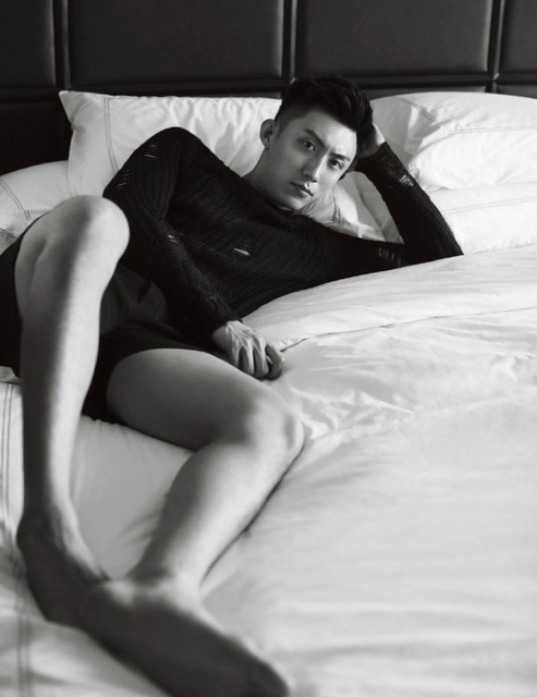 汪东城秀肌肉照,丑脚趾亮了!吴亦凡黄景瑜李易峰的脚超好看