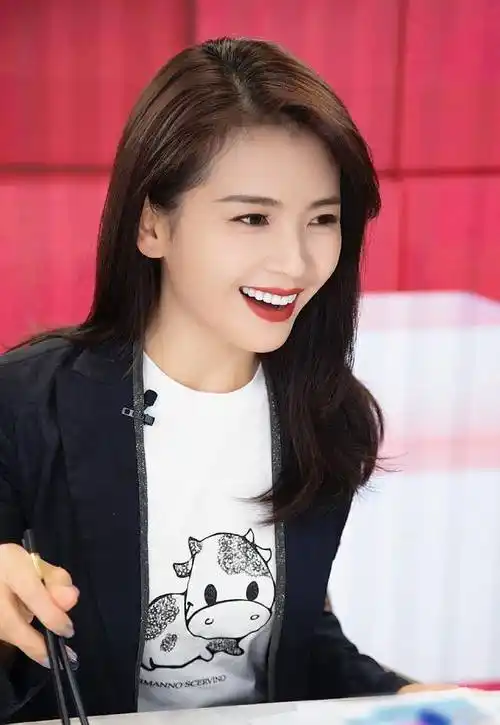 刘涛真懂扮小女人穿西装内搭卡通t恤虽接地气但真减龄