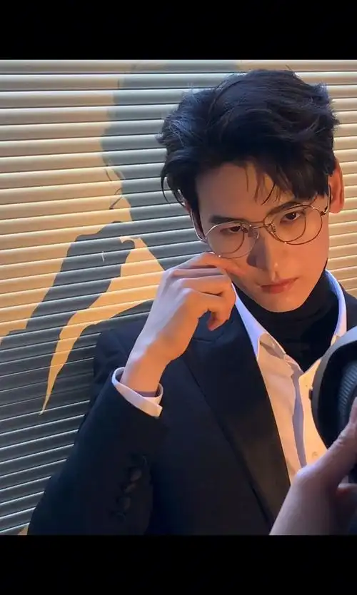 连续两天都能看见小黄 西装白衬衫,帅的嘞|黄俊捷_新浪新闻