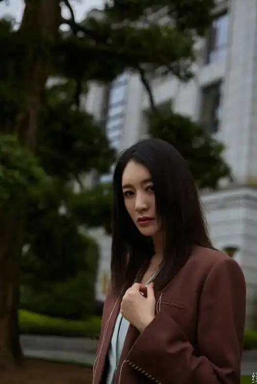 原创44岁李小冉现身迪士尼粉色披肩配休闲穿搭卡通发卡俏皮可爱