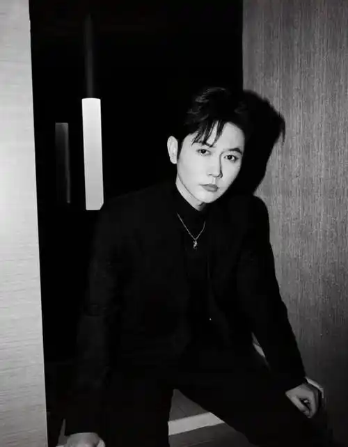 德云社孟鹤堂凌晨发文,晒写真照引热议,怪不得郭德纲这么疼他_观众