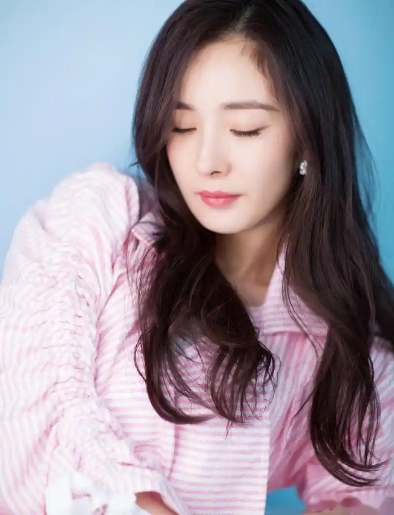 11月8日,一组杨幂参加剧集活动的照片曝光,杨幂身穿粉白条纹风衣,内搭