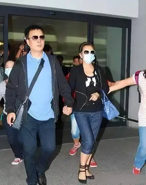 赵薇母亲晚年遭遇巨变儿子离婚女儿封杀丈夫因病去世