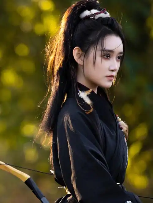 蒋依依古装侠女造型:身穿黑衣,手持长弓,高束发马尾发型-度小视