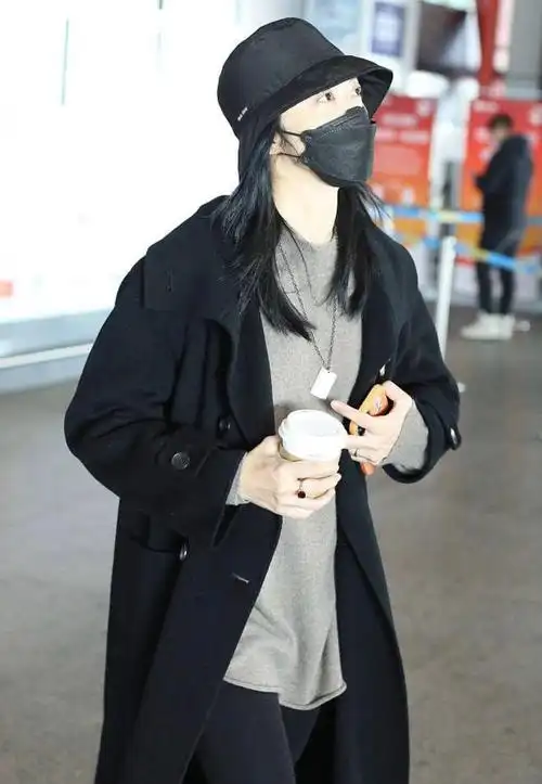 姚晨素颜走机场被怼脸拍黑大衣虽穿出阿姨味皮肤保养得倒挺好