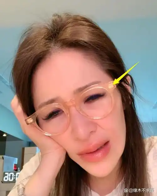 43岁萧亚轩自曝单身!直播暴瘦,表情诡异,精神状态令人担忧!